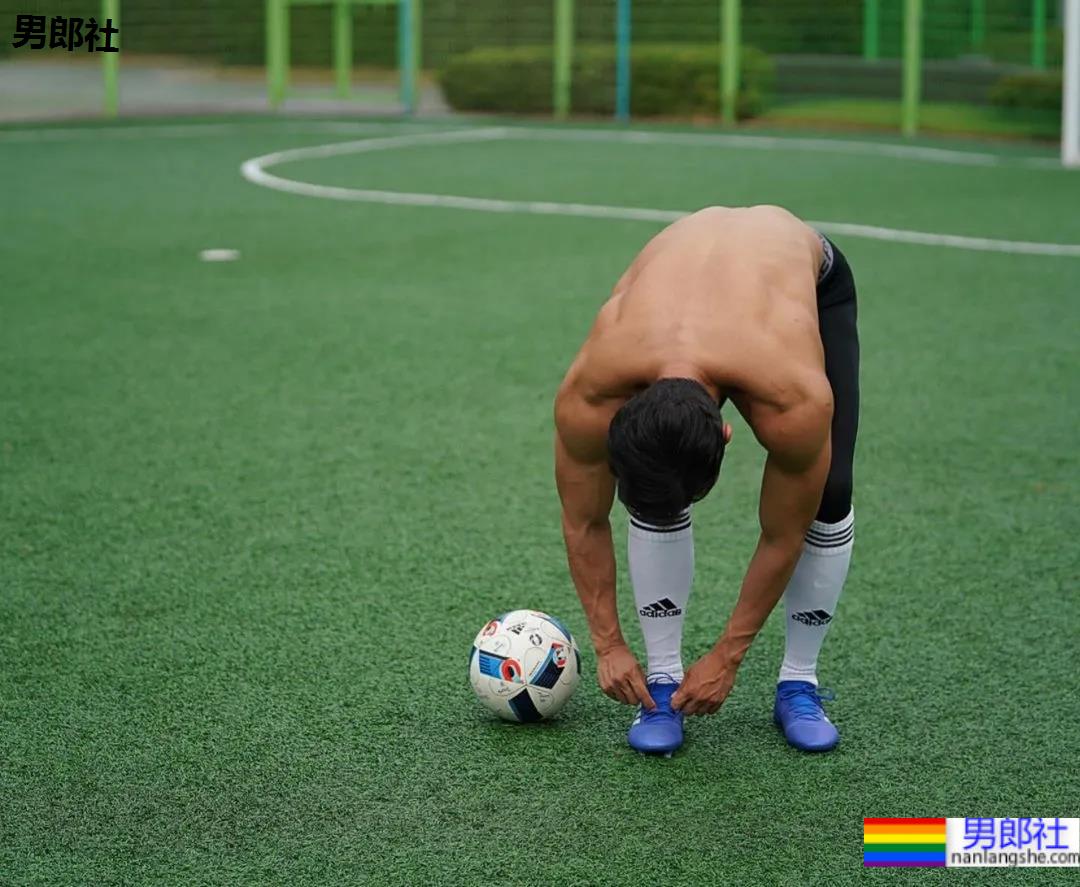 神似南柱赫的足球运动员浴缸拍腹肌大片，他穿紧身裤的样子才是真帅！ - 51虹马