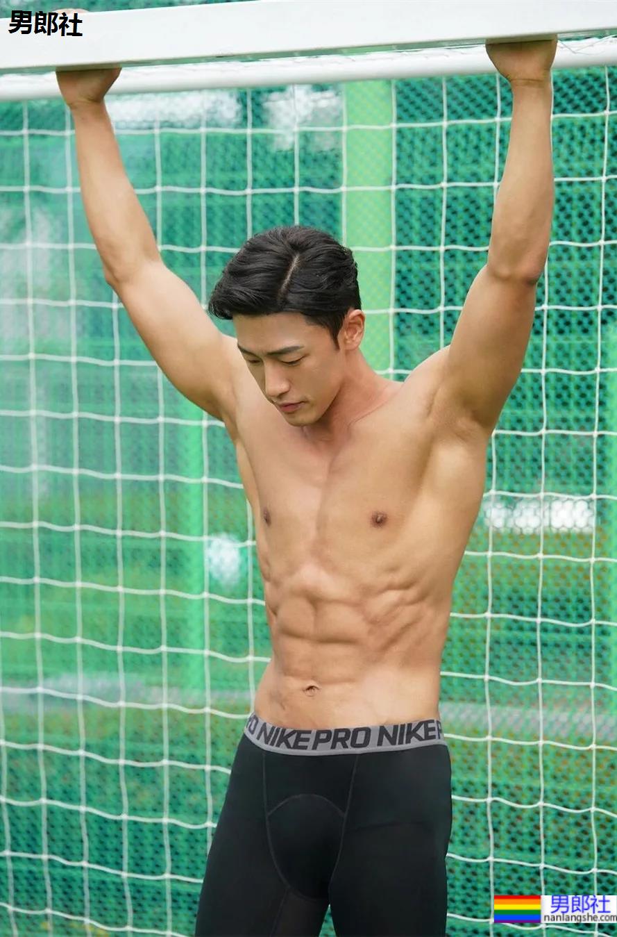 神似南柱赫的足球运动员浴缸拍腹肌大片，他穿紧身裤的样子才是真帅！ - 51虹马