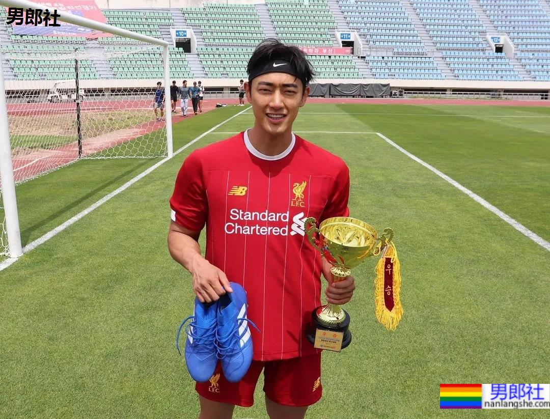 神似南柱赫的足球运动员浴缸拍腹肌大片，他穿紧身裤的样子才是真帅！ - 51虹马