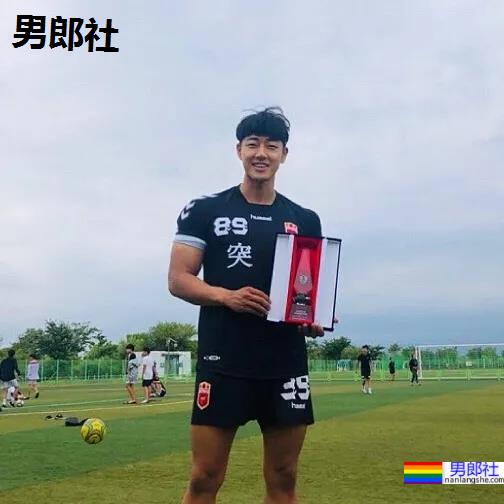 神似南柱赫的足球运动员浴缸拍腹肌大片，他穿紧身裤的样子才是真帅！ - 51虹马