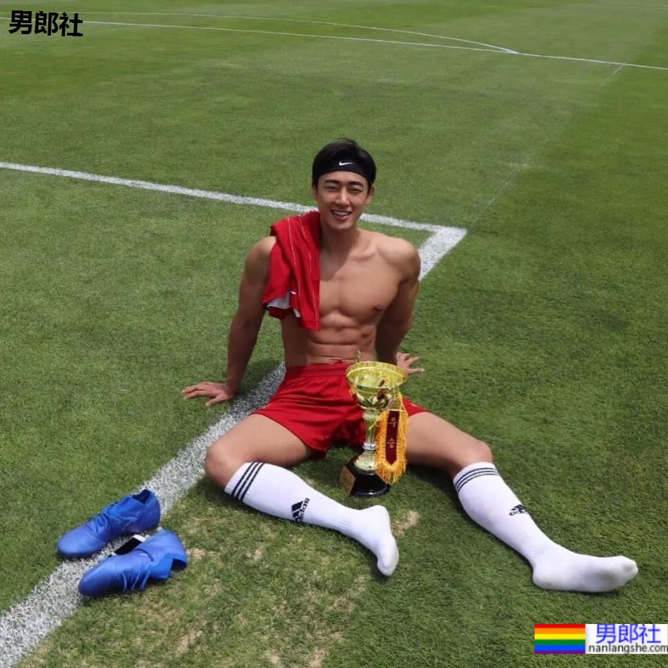 神似南柱赫的足球运动员浴缸拍腹肌大片，他穿紧身裤的样子才是真帅！ - 51虹马