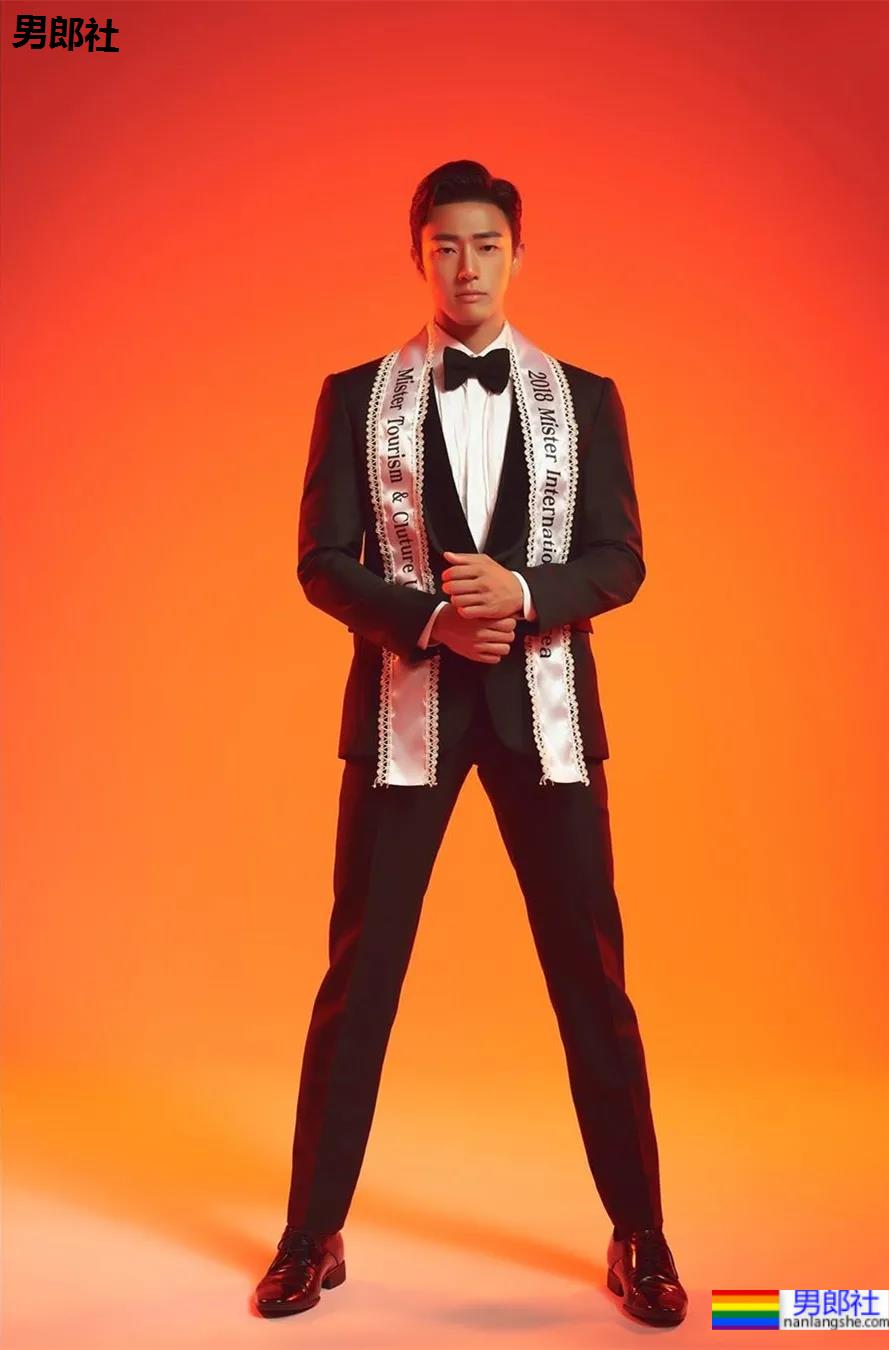 神似南柱赫的足球运动员浴缸拍腹肌大片，他穿紧身裤的样子才是真帅！ - 51虹马