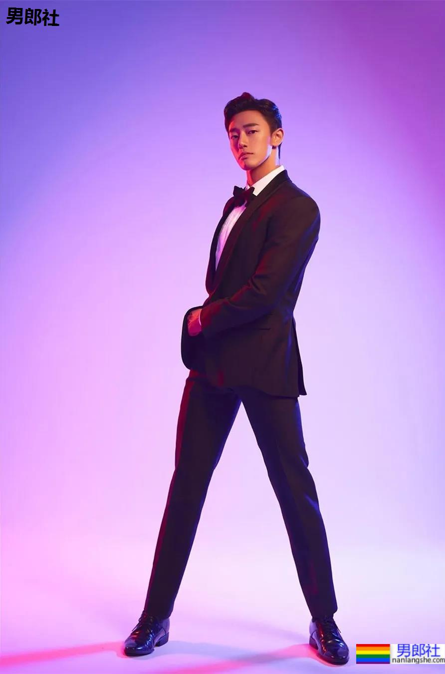 神似南柱赫的足球运动员浴缸拍腹肌大片，他穿紧身裤的样子才是真帅！ - 51虹马