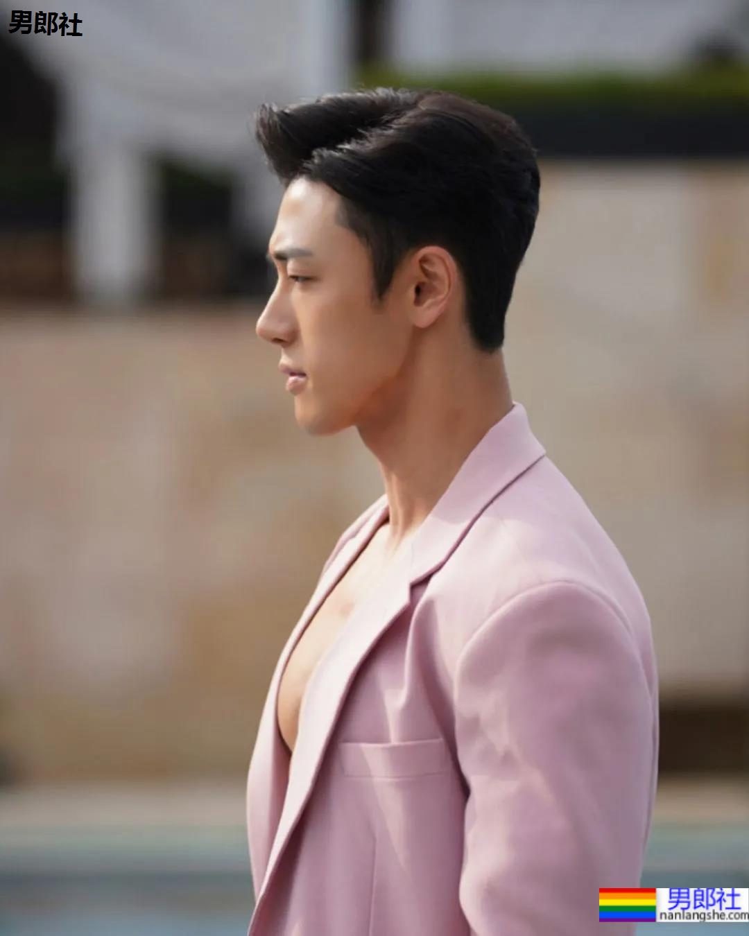 神似南柱赫的足球运动员浴缸拍腹肌大片，他穿紧身裤的样子才是真帅！ - 51虹马