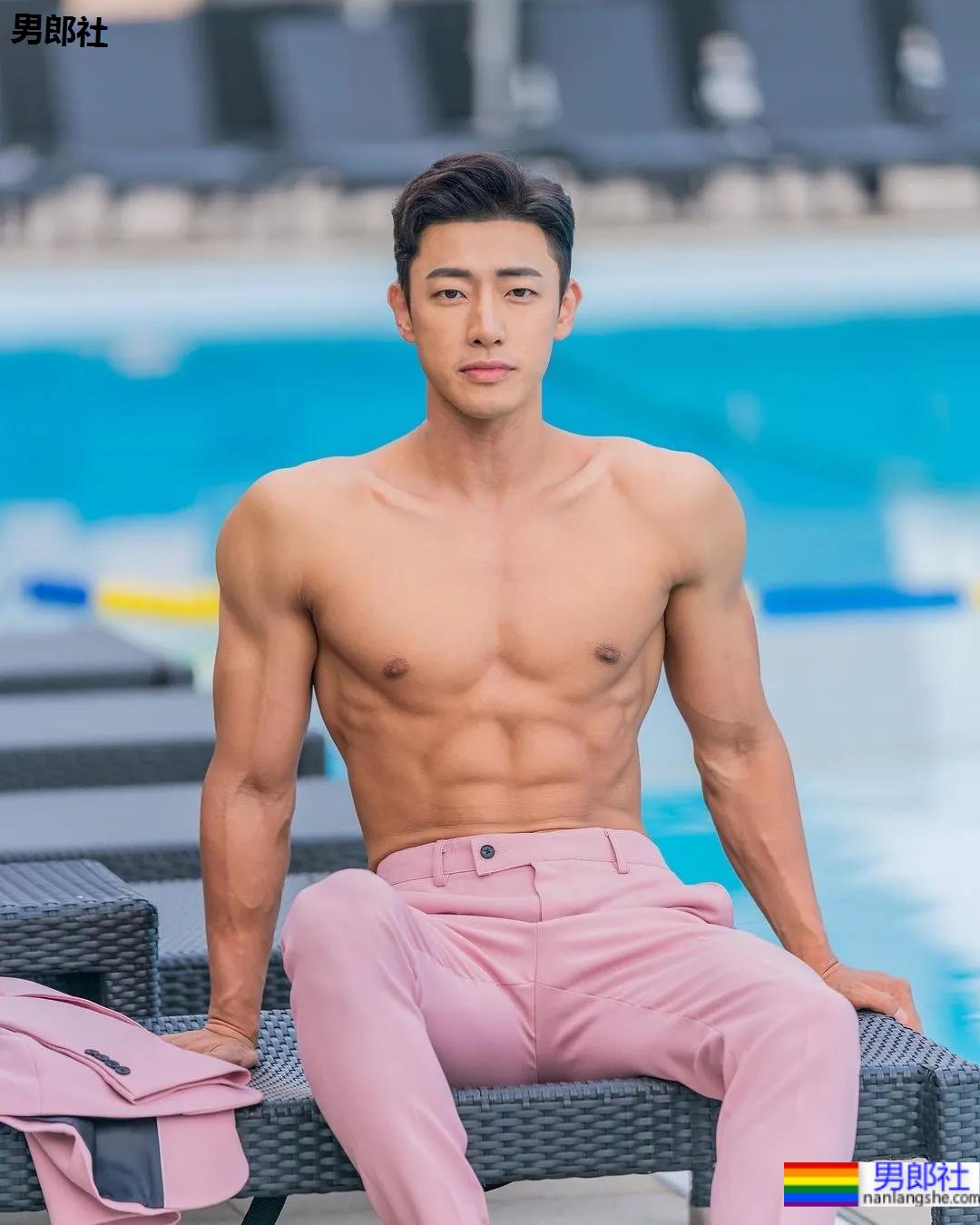 神似南柱赫的足球运动员浴缸拍腹肌大片，他穿紧身裤的样子才是真帅！ - 51虹马