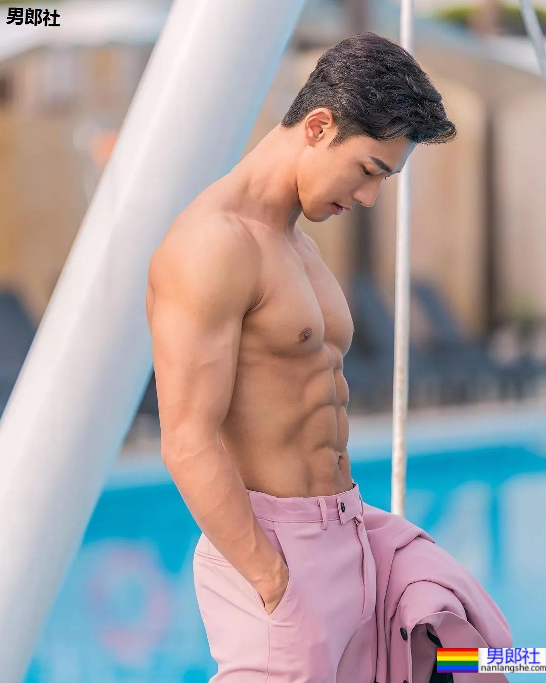 神似南柱赫的足球运动员浴缸拍腹肌大片，他穿紧身裤的样子才是真帅！ - 51虹马