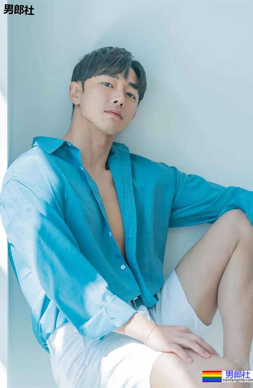 神似南柱赫的足球运动员浴缸拍腹肌大片，他穿紧身裤的样子才是真帅！ - 51虹马