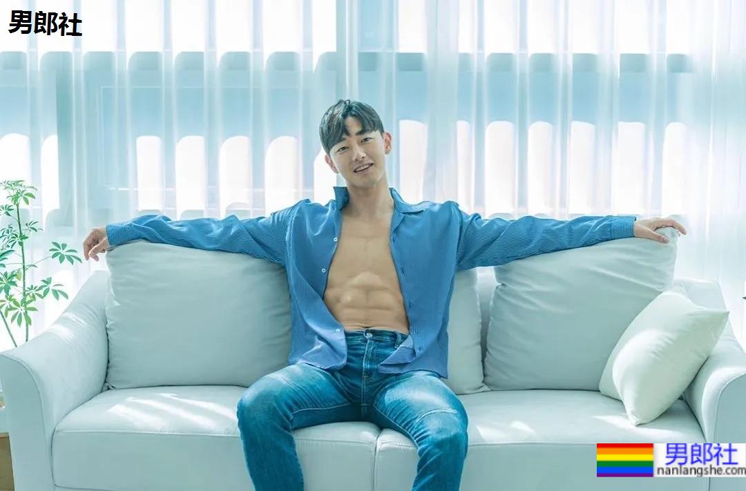 神似南柱赫的足球运动员浴缸拍腹肌大片，他穿紧身裤的样子才是真帅！ - 51虹马