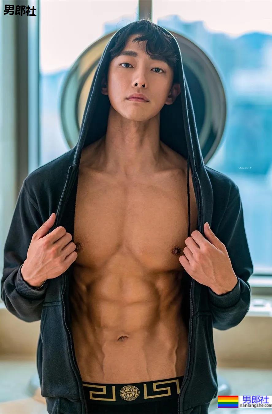 神似南柱赫的足球运动员浴缸拍腹肌大片，他穿紧身裤的样子才是真帅！ - 51虹马