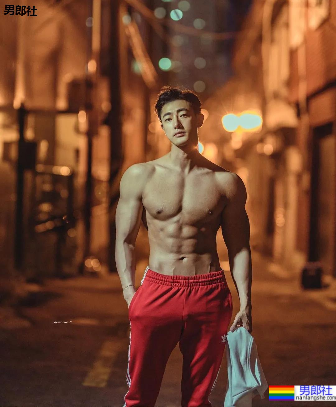 神似南柱赫的足球运动员浴缸拍腹肌大片，他穿紧身裤的样子才是真帅！ - 51虹马