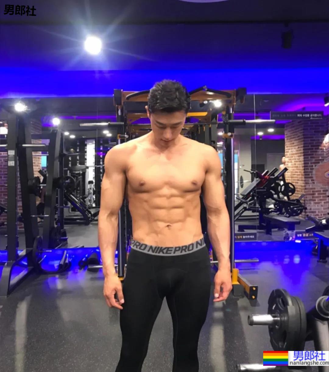 神似南柱赫的足球运动员浴缸拍腹肌大片，他穿紧身裤的样子才是真帅！ - 51虹马