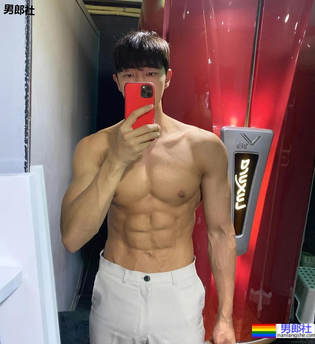 神似南柱赫的足球运动员浴缸拍腹肌大片，他穿紧身裤的样子才是真帅！ - 51虹马