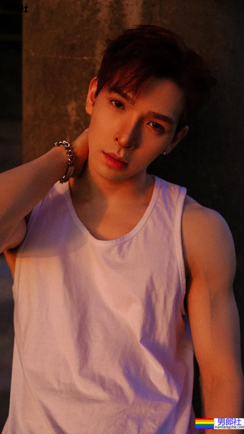 奶肌大长腿肌肉小哥，这身材网友们都馋了-51虹马