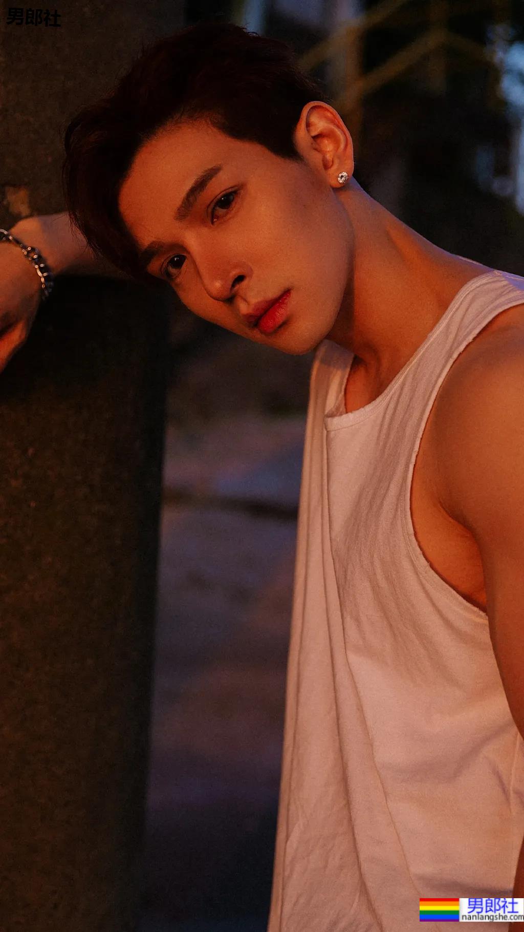 奶肌大长腿肌肉小哥，这身材网友们都馋了 - 51虹马