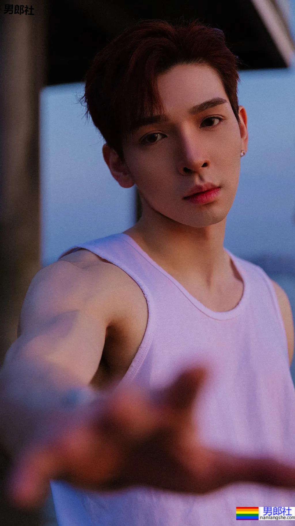 奶肌大长腿肌肉小哥，这身材网友们都馋了 - 51虹马