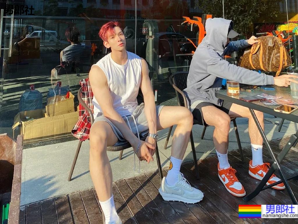 奶肌大长腿肌肉小哥，这身材网友们都馋了 - 51虹马