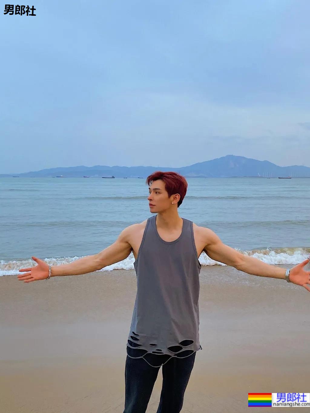 奶肌大长腿肌肉小哥，这身材网友们都馋了 - 51虹马