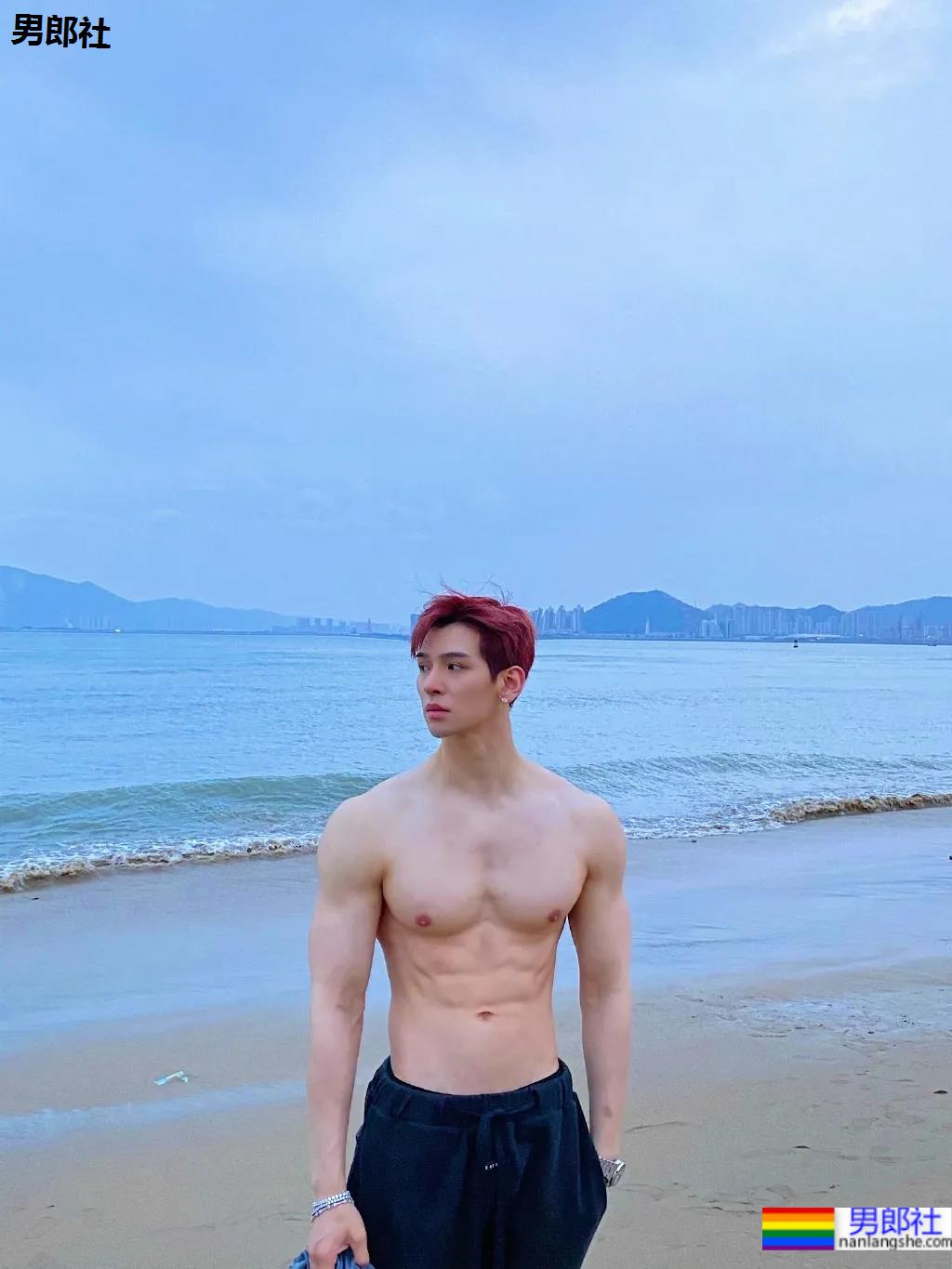 奶肌大长腿肌肉小哥，这身材网友们都馋了 - 51虹马