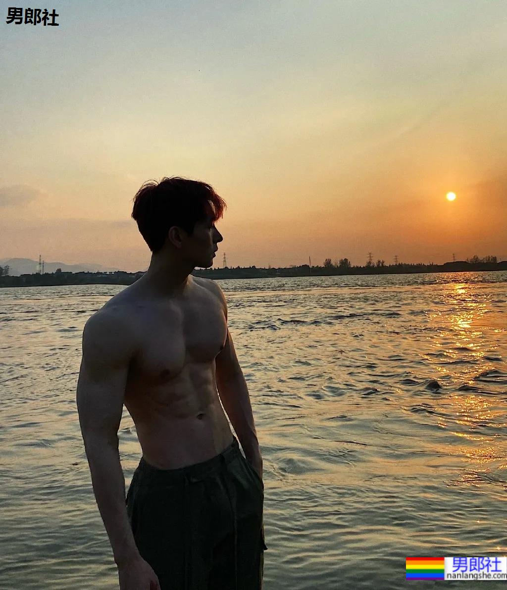 奶肌大长腿肌肉小哥，这身材网友们都馋了 - 51虹马