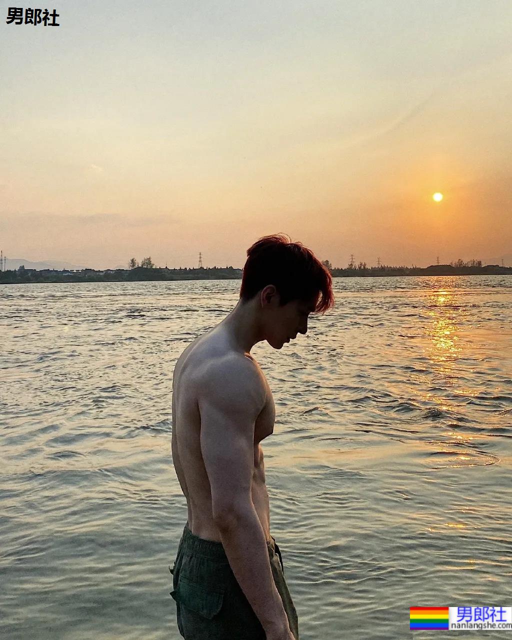 奶肌大长腿肌肉小哥，这身材网友们都馋了 - 51虹马