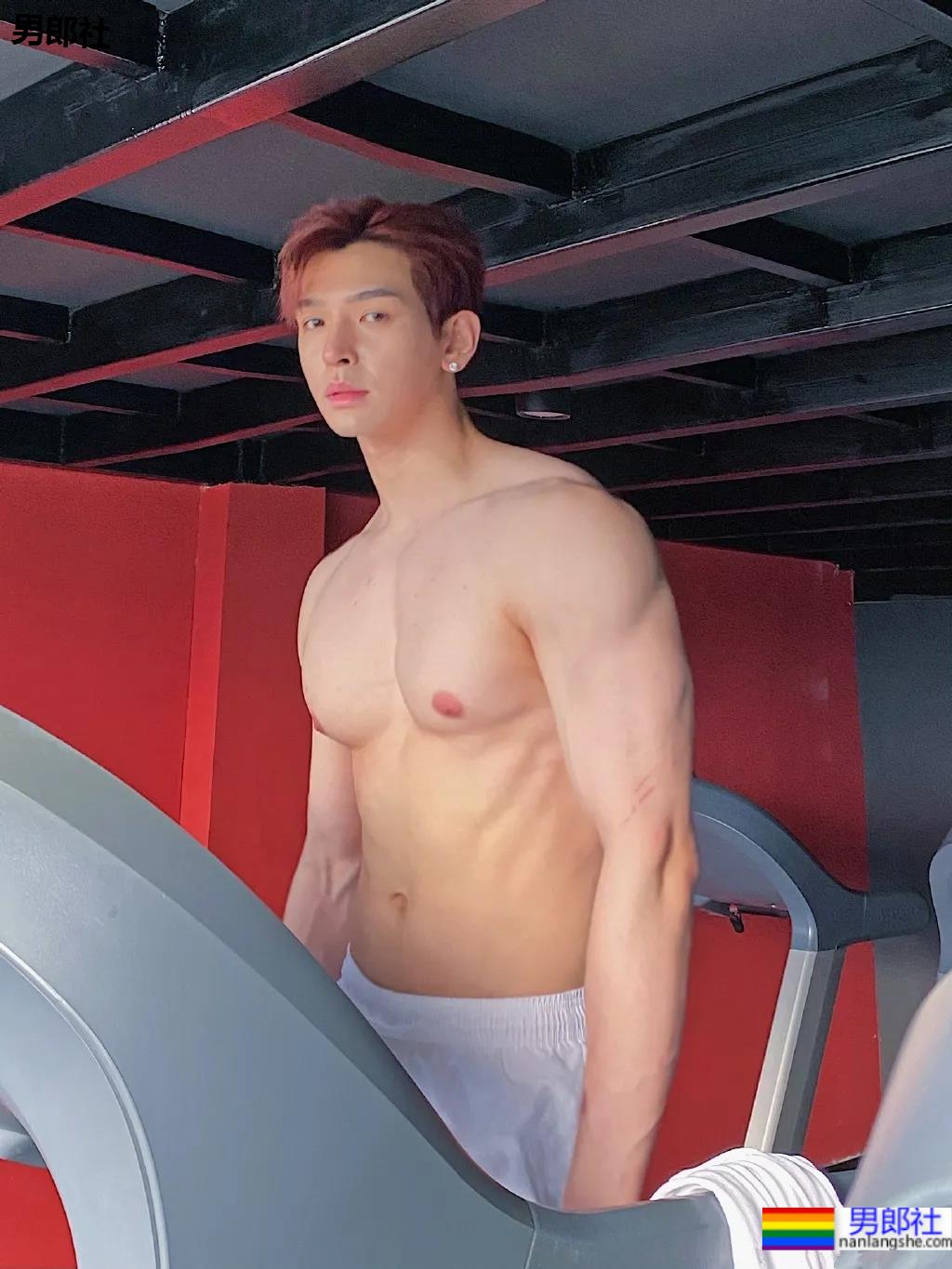 奶肌大长腿肌肉小哥，这身材网友们都馋了 - 51虹马