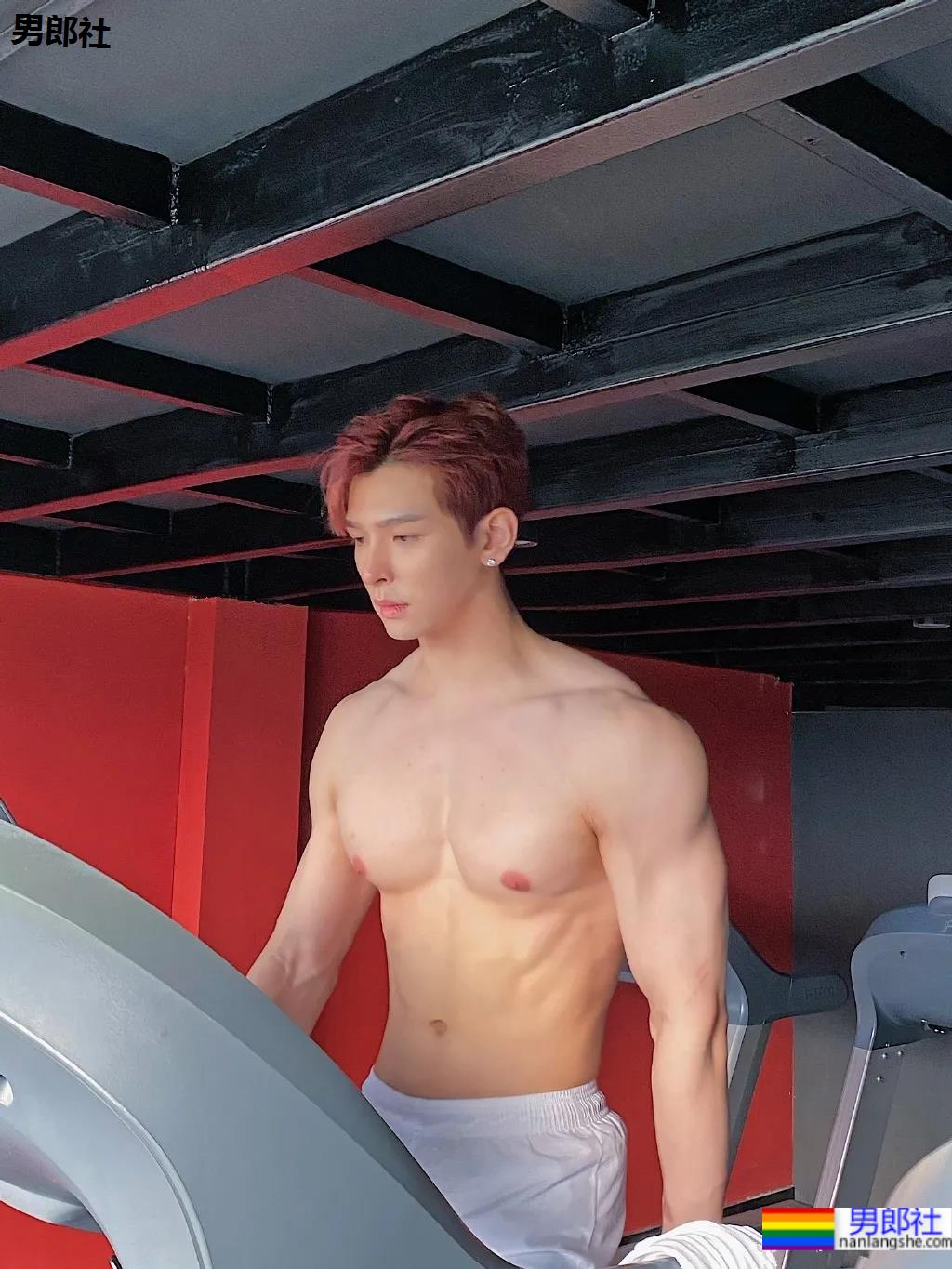 奶肌大长腿肌肉小哥，这身材网友们都馋了 - 51虹马