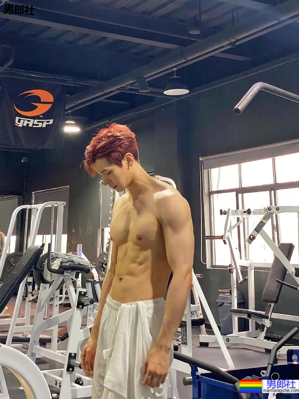 奶肌大长腿肌肉小哥，这身材网友们都馋了 - 51虹马