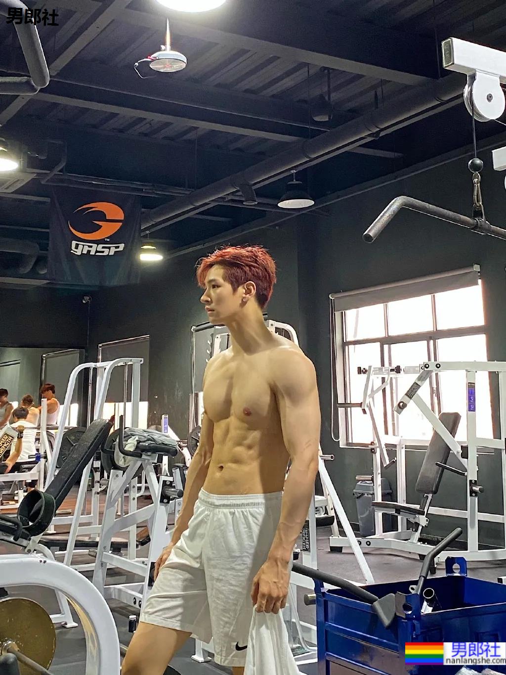 奶肌大长腿肌肉小哥，这身材网友们都馋了 - 51虹马