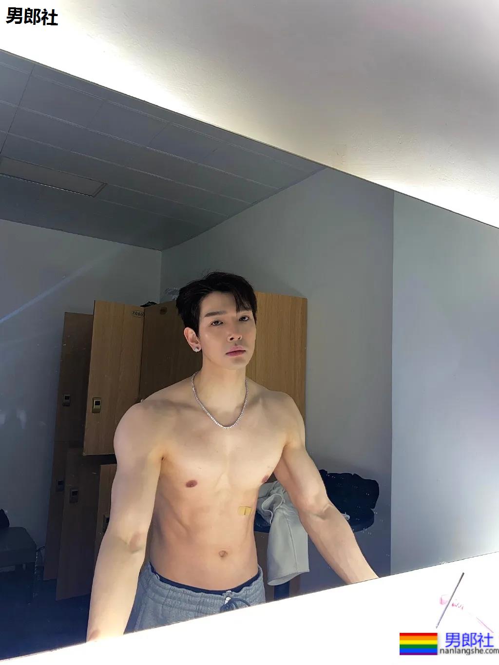 奶肌大长腿肌肉小哥，这身材网友们都馋了 - 51虹马