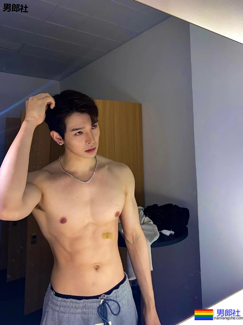 奶肌大长腿肌肉小哥，这身材网友们都馋了 - 51虹马