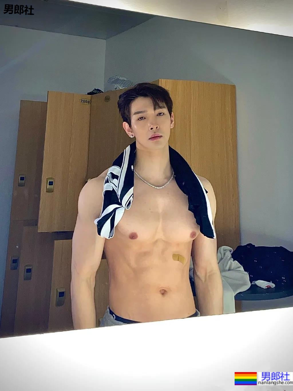 奶肌大长腿肌肉小哥，这身材网友们都馋了 - 51虹马