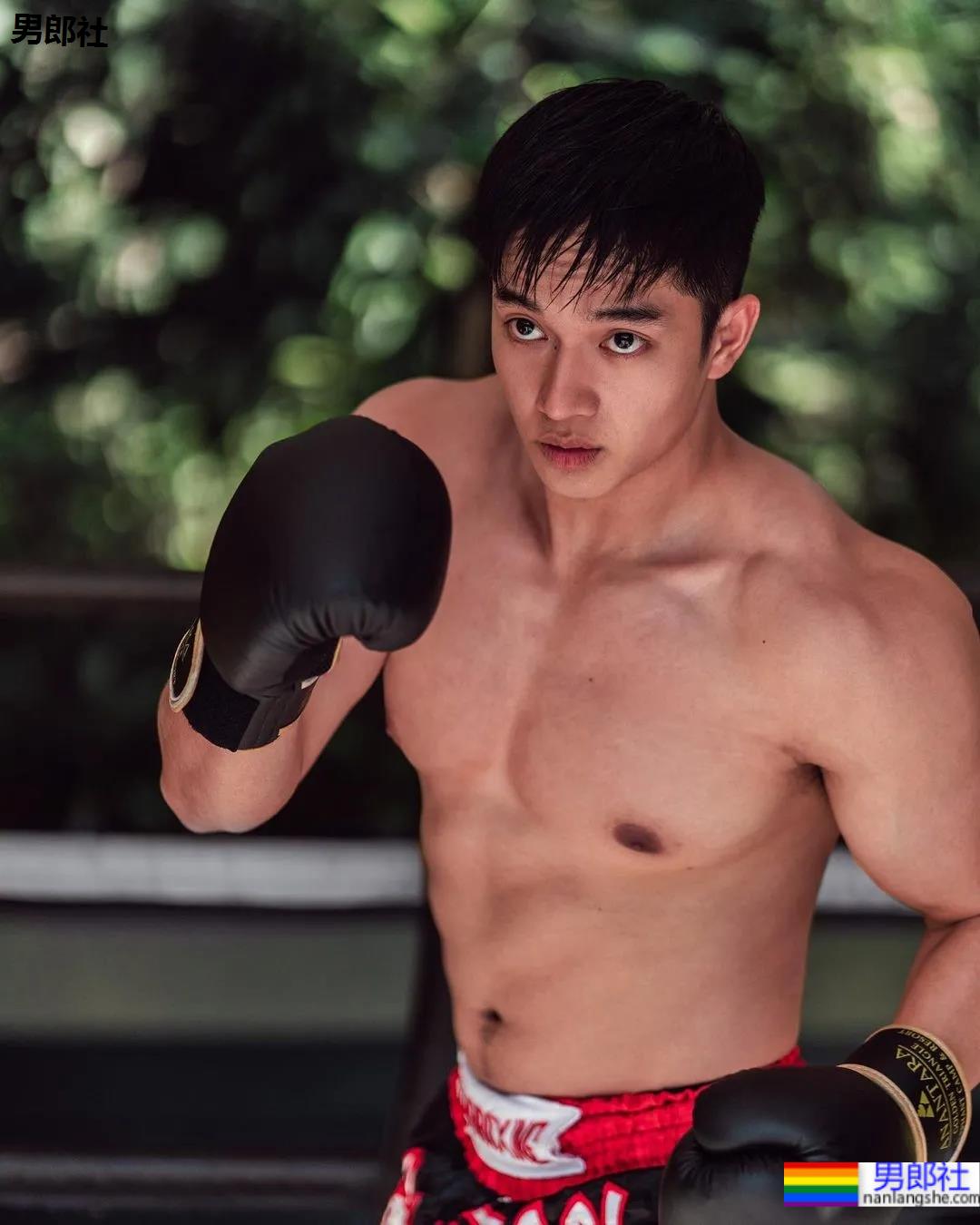 打拳肌肉帅哥身材好犯规，这身子网友们都馋了!-51虹马