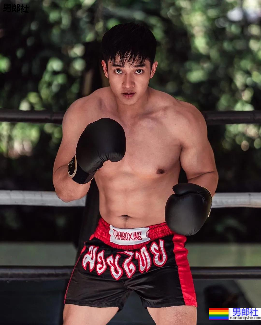 打拳肌肉帅哥身材好犯规，这身子网友们都馋了! - 51虹马