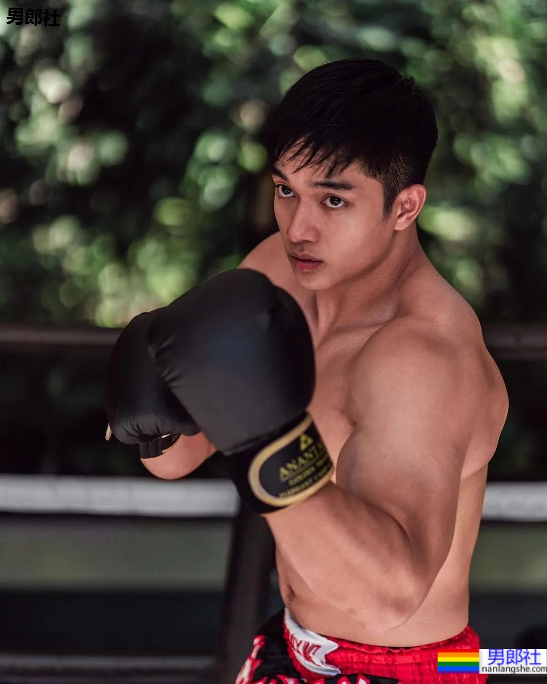 打拳肌肉帅哥身材好犯规，这身子网友们都馋了! - 51虹马