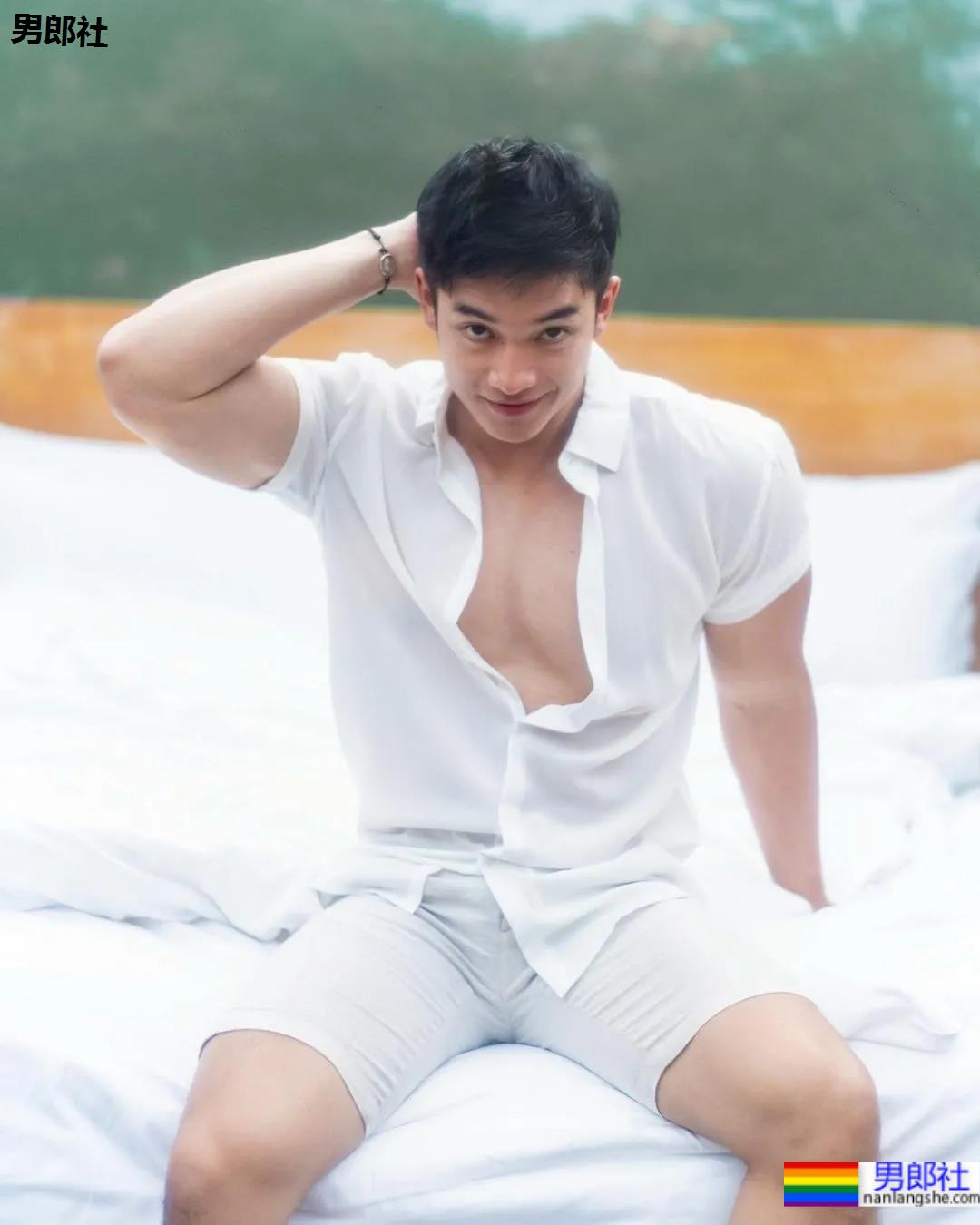 打拳肌肉帅哥身材好犯规，这身子网友们都馋了! - 51虹马