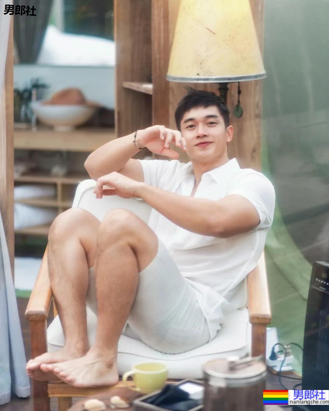 打拳肌肉帅哥身材好犯规，这身子网友们都馋了! - 51虹马