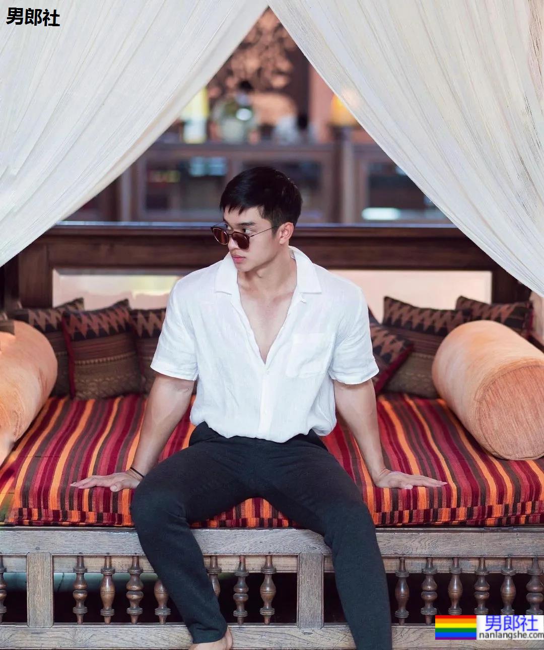 打拳肌肉帅哥身材好犯规，这身子网友们都馋了! - 51虹马