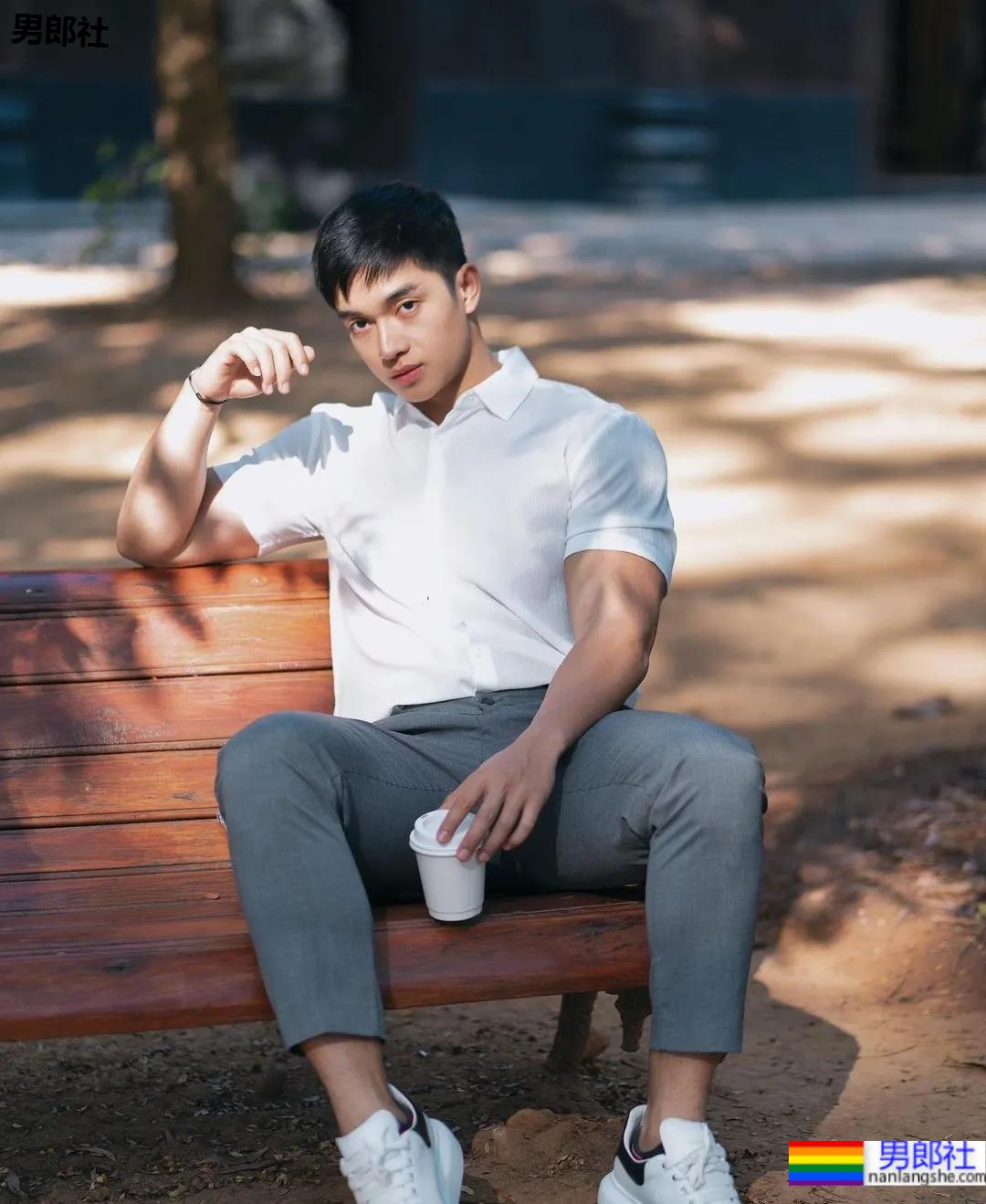 打拳肌肉帅哥身材好犯规，这身子网友们都馋了! - 51虹马