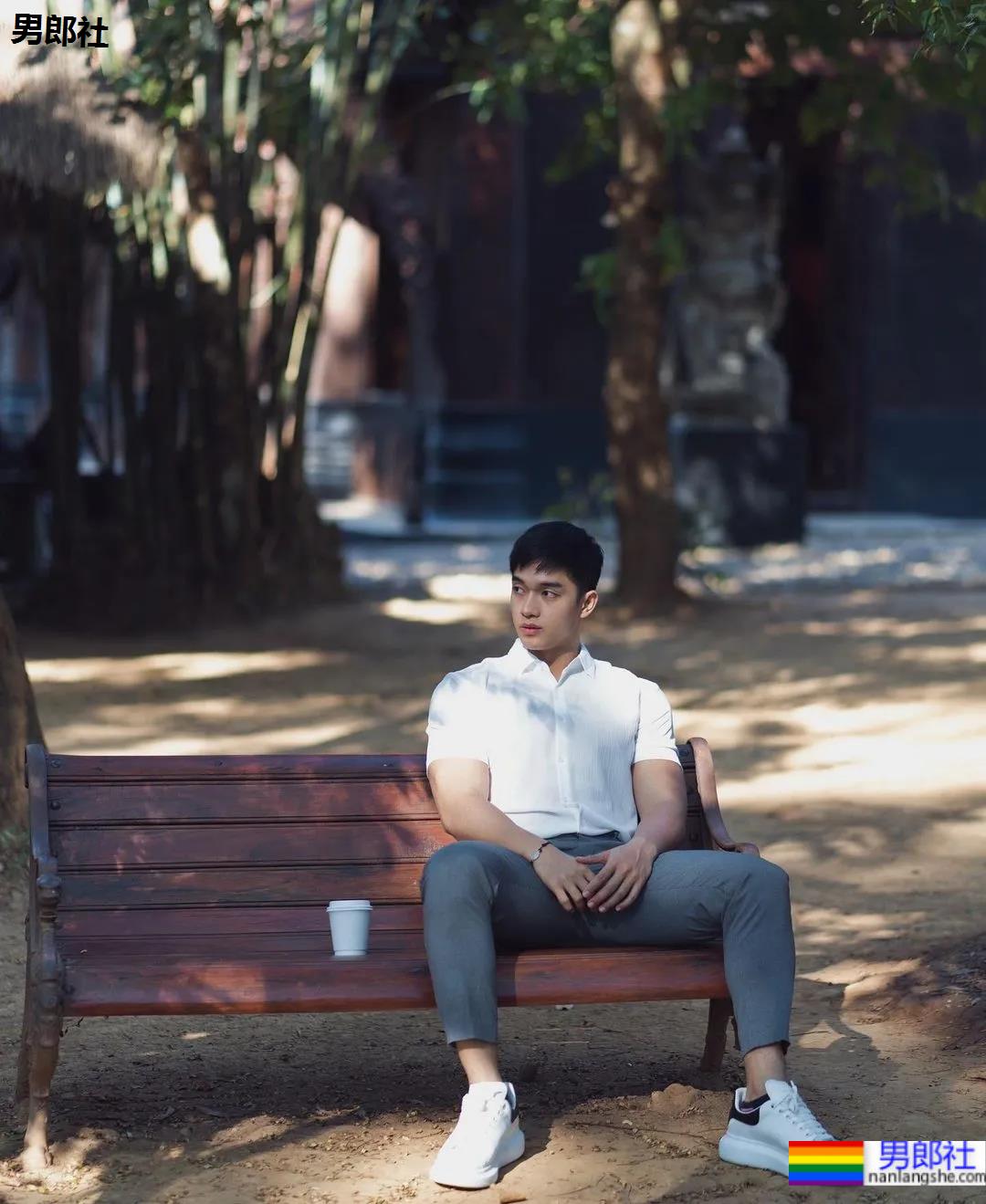 打拳肌肉帅哥身材好犯规，这身子网友们都馋了! - 51虹马