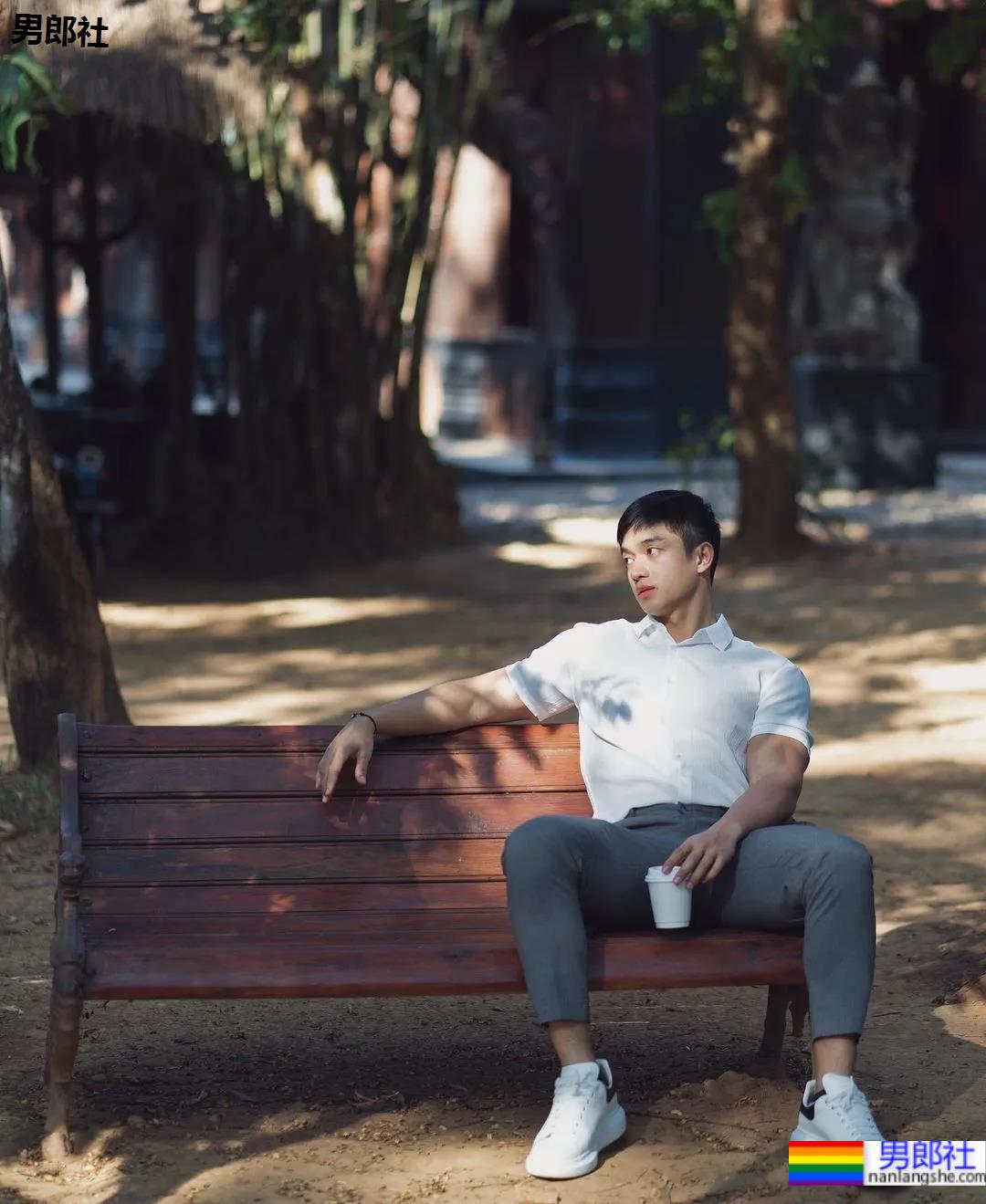 打拳肌肉帅哥身材好犯规，这身子网友们都馋了! - 51虹马