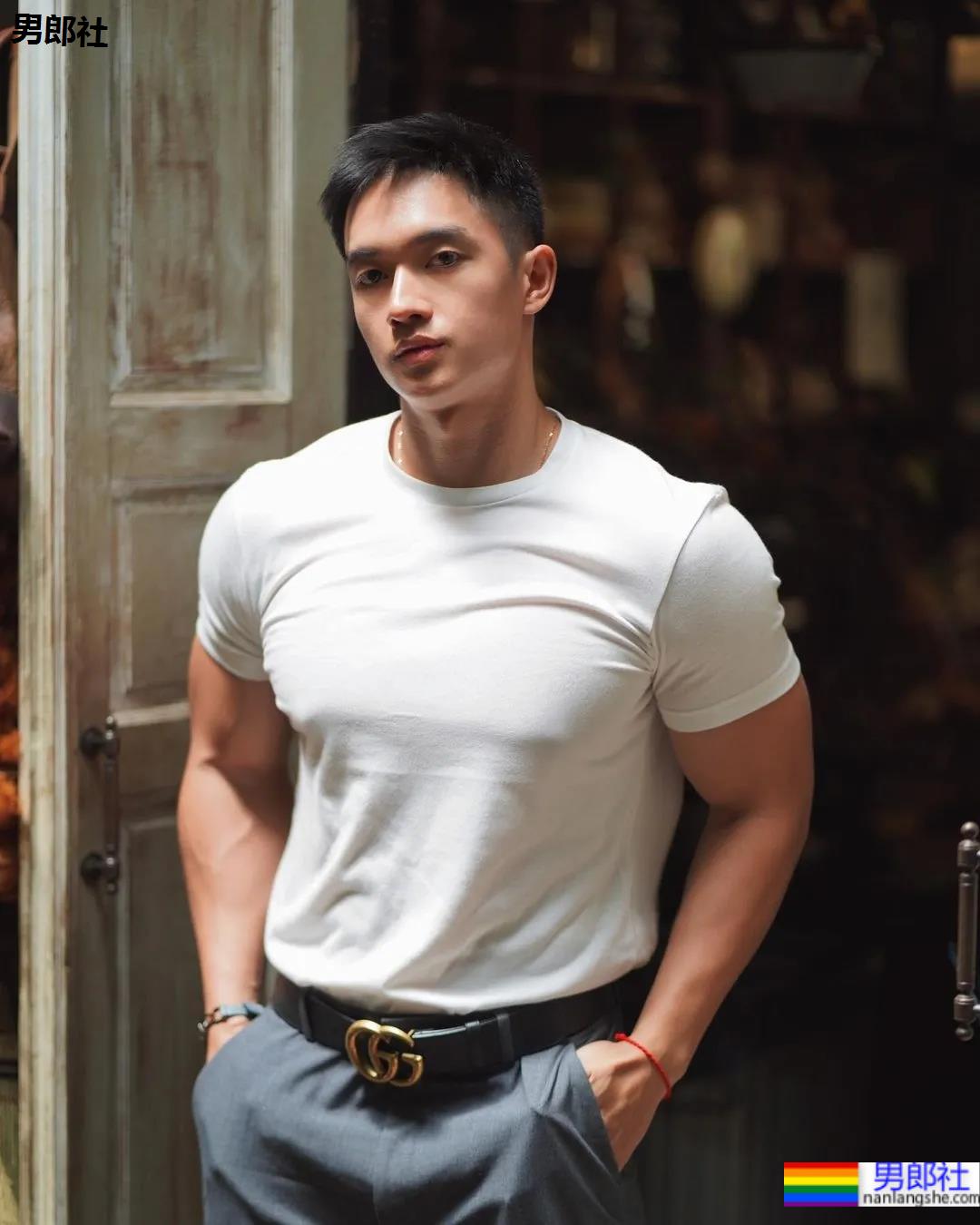 打拳肌肉帅哥身材好犯规，这身子网友们都馋了! - 51虹马