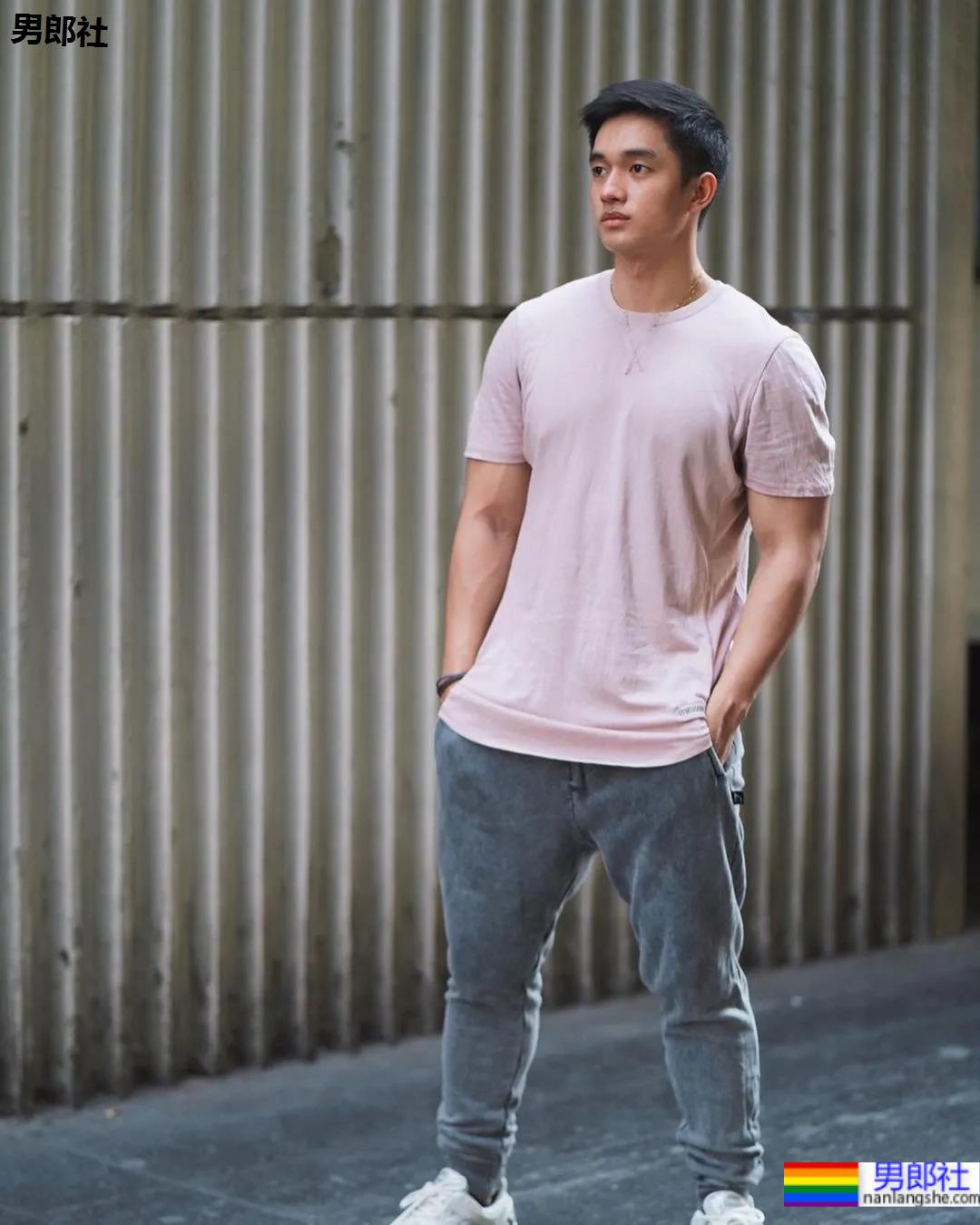 打拳肌肉帅哥身材好犯规，这身子网友们都馋了! - 51虹马