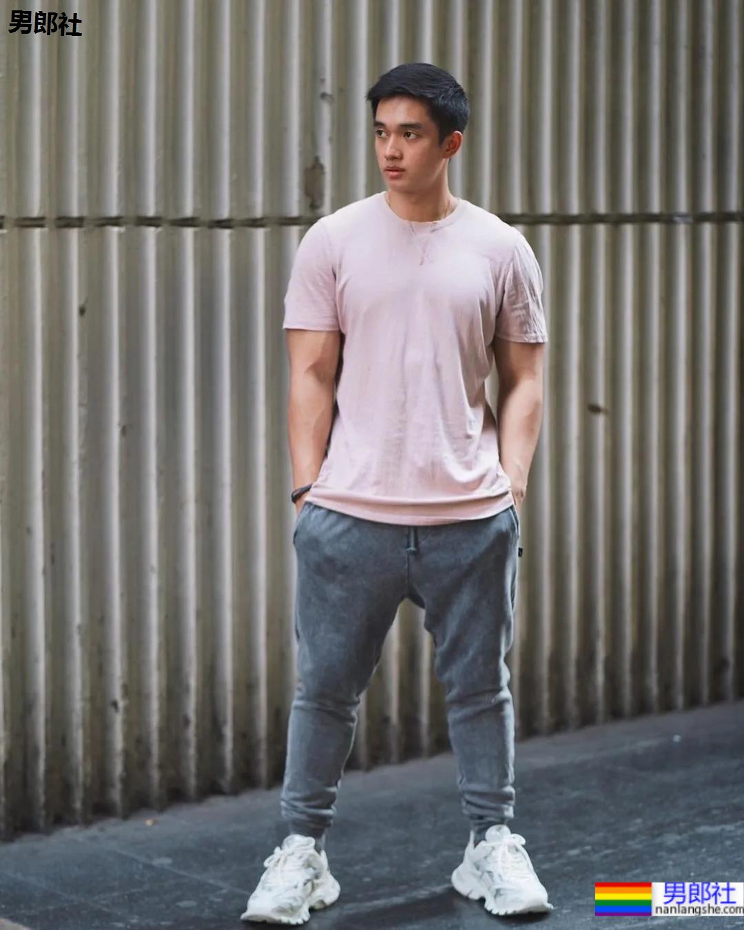 打拳肌肉帅哥身材好犯规，这身子网友们都馋了! - 51虹马