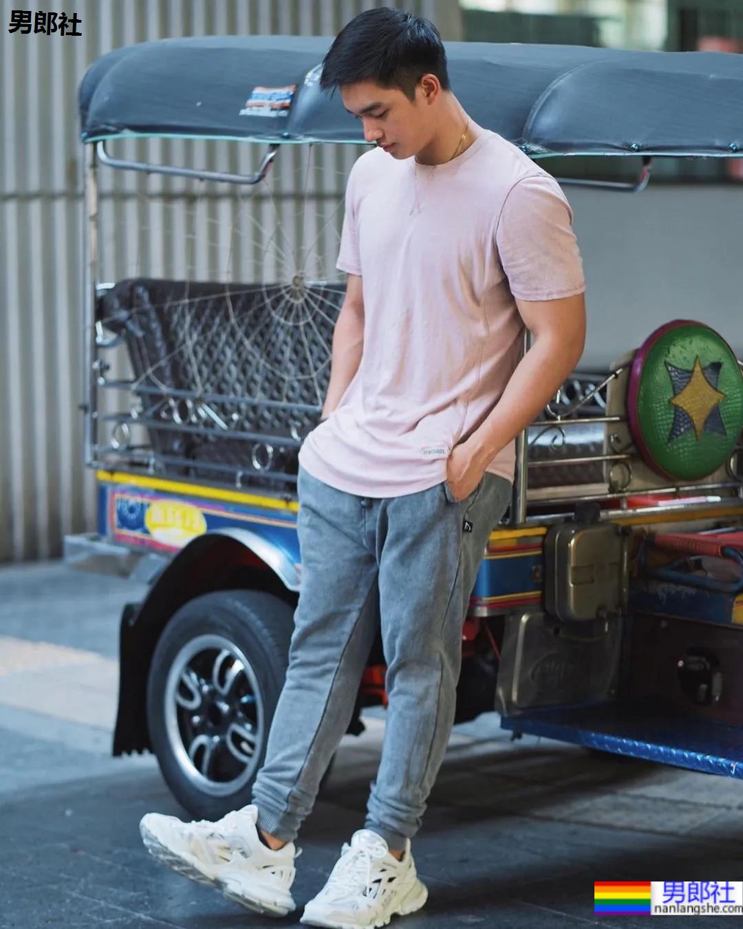 打拳肌肉帅哥身材好犯规，这身子网友们都馋了! - 51虹马