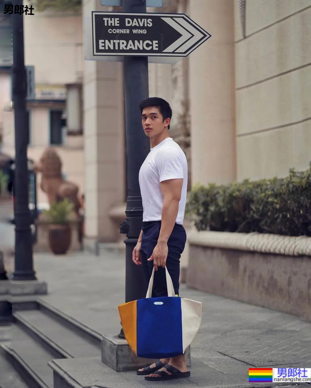 打拳肌肉帅哥身材好犯规，这身子网友们都馋了! - 51虹马