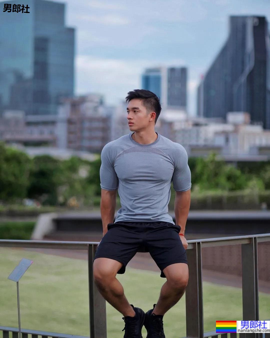 打拳肌肉帅哥身材好犯规，这身子网友们都馋了! - 51虹马