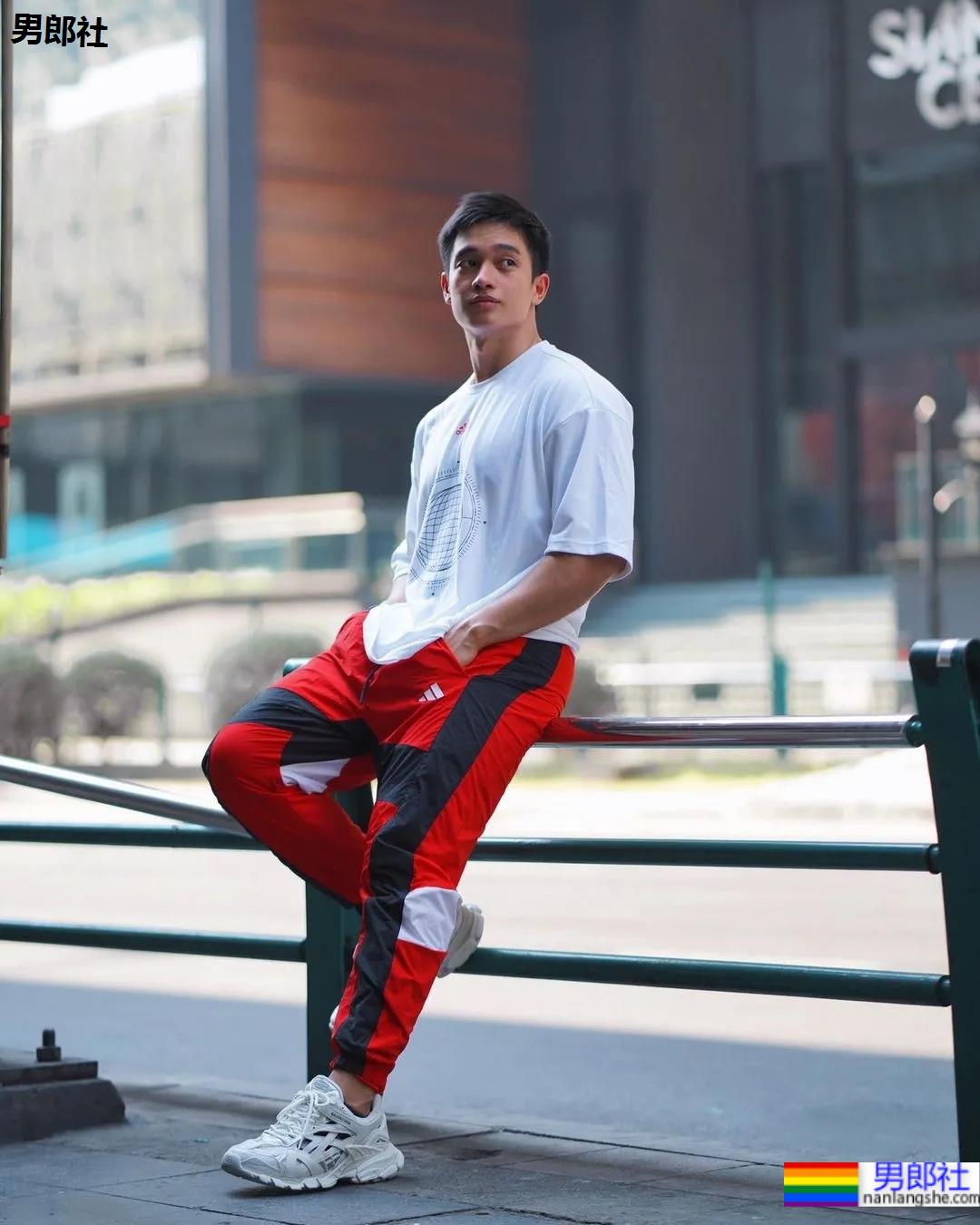 打拳肌肉帅哥身材好犯规，这身子网友们都馋了! - 51虹马