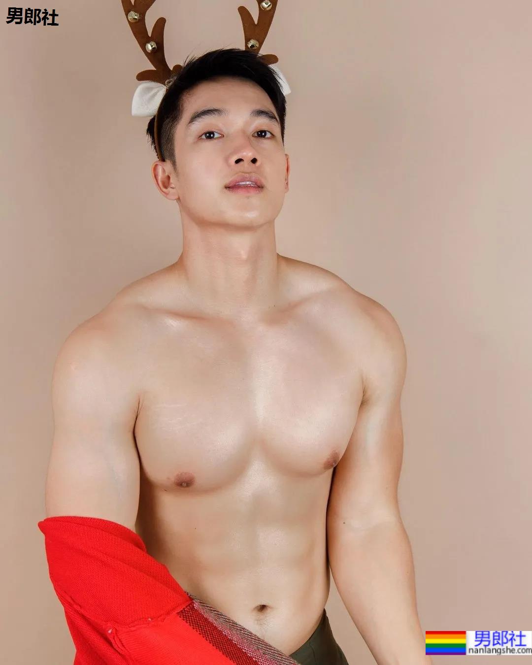 打拳肌肉帅哥身材好犯规，这身子网友们都馋了! - 51虹马