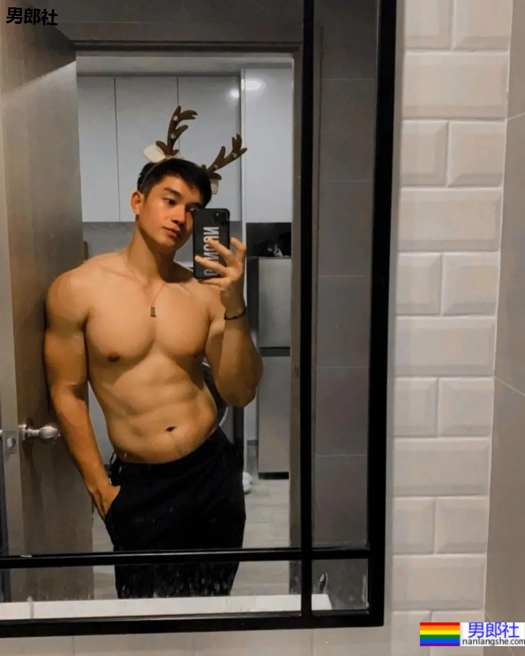 打拳肌肉帅哥身材好犯规，这身子网友们都馋了! - 51虹马