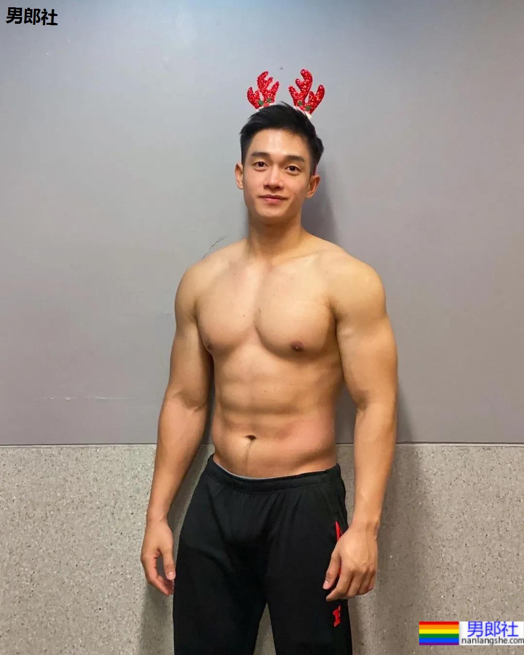 打拳肌肉帅哥身材好犯规，这身子网友们都馋了! - 51虹马